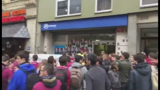 Una treintena de jóvenes vinculados a la CUP irrumpen en la sede del PP catalán al grito de la independencia no se negocia