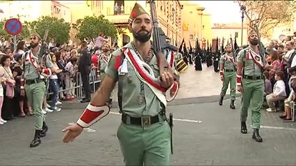 Los turistas extranjeros asisten a las procesiones entre la devoción, la sorpresa y la curiosidad