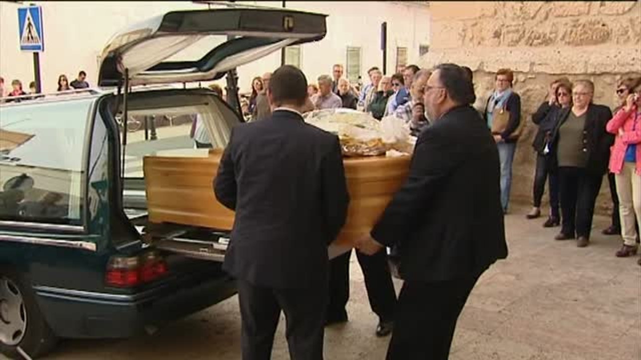 Los vecinos de Campo de Criptana entierran a la mujer y los hijos fallecidos en un posible acto de violencia machista