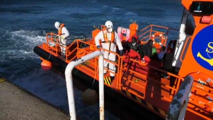 Rescatan una embarcación en Tarifa con nueve ocupantes