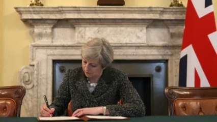 La histórica firma que pone fin a 44 años de relación entre Londres y Bruselas