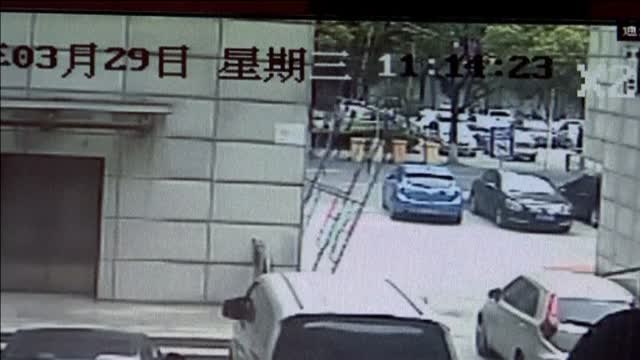 Un obrero cae de un andamio y es rescatado al vuelo por un maestro de artes marciales