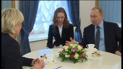 Putin se reunía con la candidata ultraderechista francesa Marine Le Pen