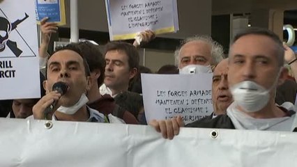 Protestas contra el Ejército en el salón de la educación de Barcelona