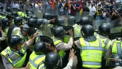 Download Video: La policía reprime con extrema violencia una concentración opositora en el centro de Caracas