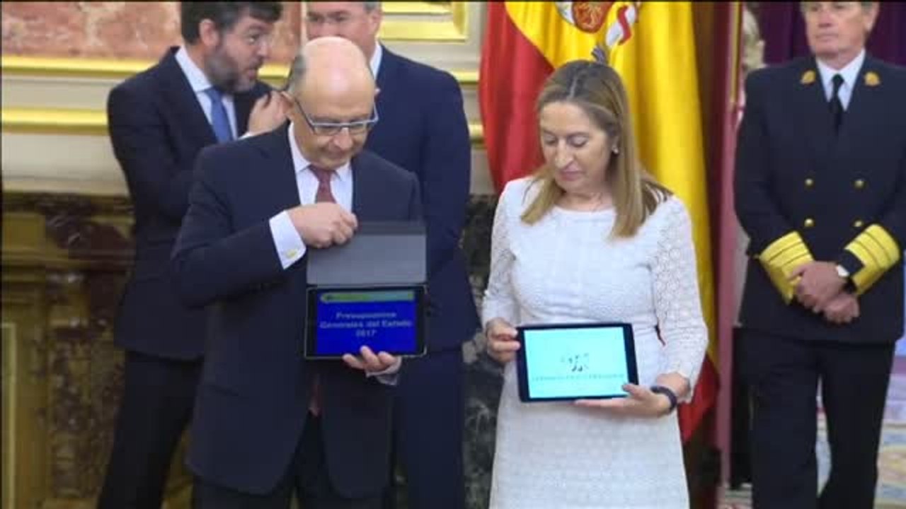 Montoro entrega en el Congreso el proyecto de Presupuestos Generales del Estado