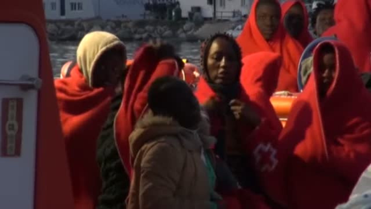 Rescatadas 100 personas, 4 niños entre ellas, de dos pateras en el mar de Alborán