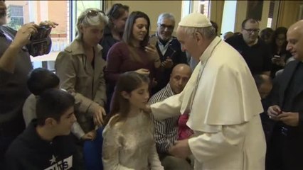 El papa Francisco visita por sorpresa un centro para ciegos en Roma