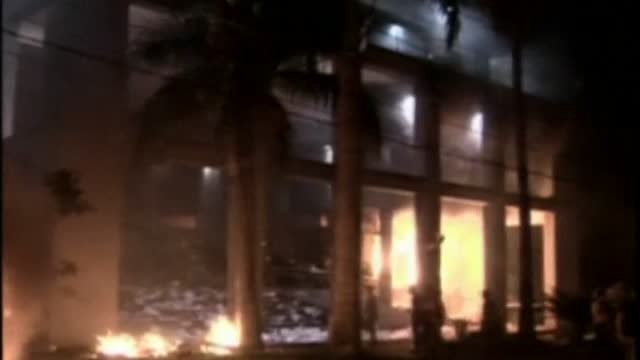 Un grupo de manifestantes prende fuego al Congreso de Paraguay