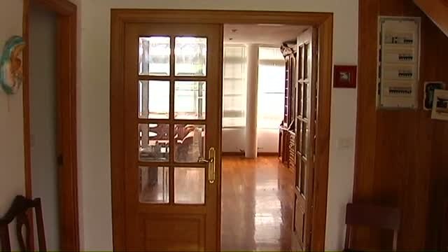 Regresa a su casa de A Coruña después de 60 años fuera de España y está tomada por okupas