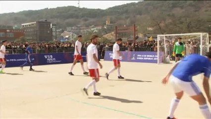 Maradona intenta reeditar &#039;La Mano de Dios&#039;, se queda sin marcar y es castigado con la tarjeta amarilla