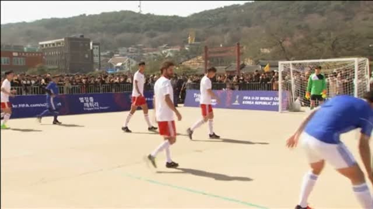 Maradona intenta reeditar 'La Mano de Dios', se queda sin marcar y es castigado con la tarjeta amarilla