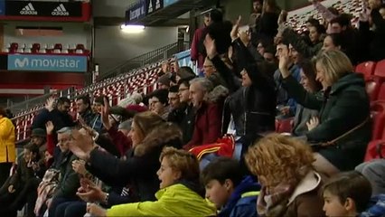 Piqué, muy arropado por la afición del Molinón