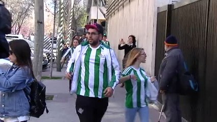 Joaquín es aclamado por la afición a su llegada a Madrid