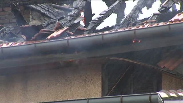 Un incendio de grandes dimensiones obliga a desalojar a 60 vecinos de Sestao (Vizcaya)