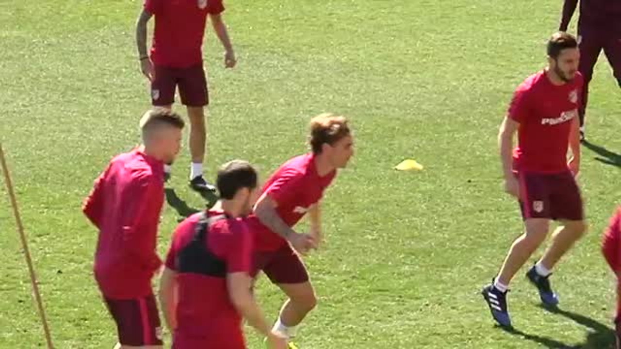 Gameiro se ausenta del entrenamiento por molestias en la ingle