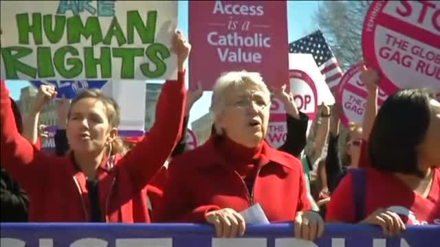 Calles de todo el planeta se tiñen de morado y rojo en favor de la mujer