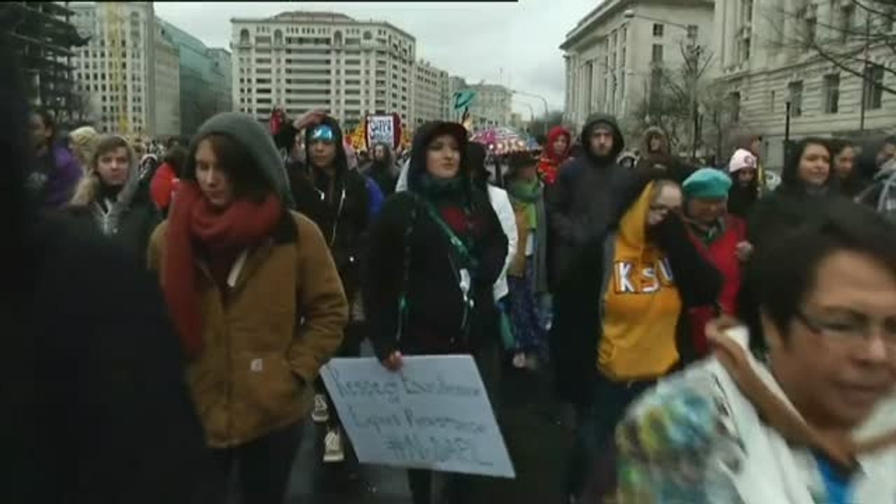 Tribus indígenas de todo EEUU marchan en Washington contra las políticas de Donald Trump
