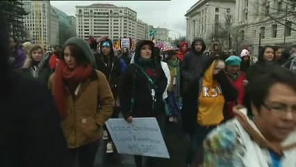 Tribus indígenas de todo EEUU marchan en Washington contra las políticas de Donald Trump