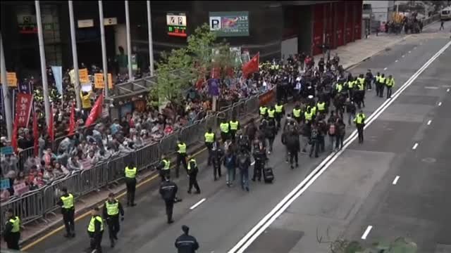 Miles de hongkoneses piden un sistema abierto para elegir al jefe del ejecutivo