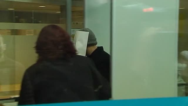 Insultos contra un 'youtuber' que se dedicaba a besar a desconocidas con la excusa de hacer un truco de magia