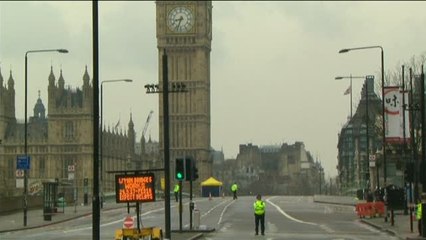 La policía forense continúa con la investigación en el puente de Westminster