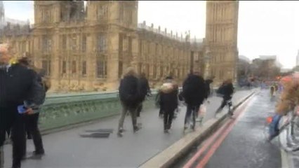 Télécharger la video: Un ataque terrorista siembra el pánico ante el Parlamento británico