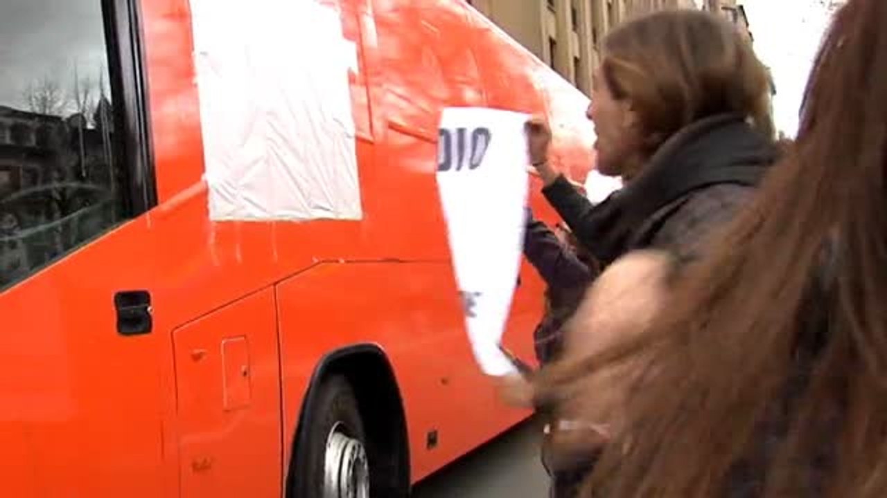 Una joven resulta herida en una protesta en Pamplona contra el autobús trásnfobo de Hazte Oir