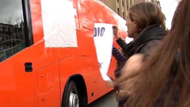 Una joven resulta herida en una protesta en Pamplona contra el autobús trásnfobo de Hazte Oir