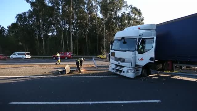 Un camión atravesado en la A-52 provoca retenciones de hasta 16 kilómetros