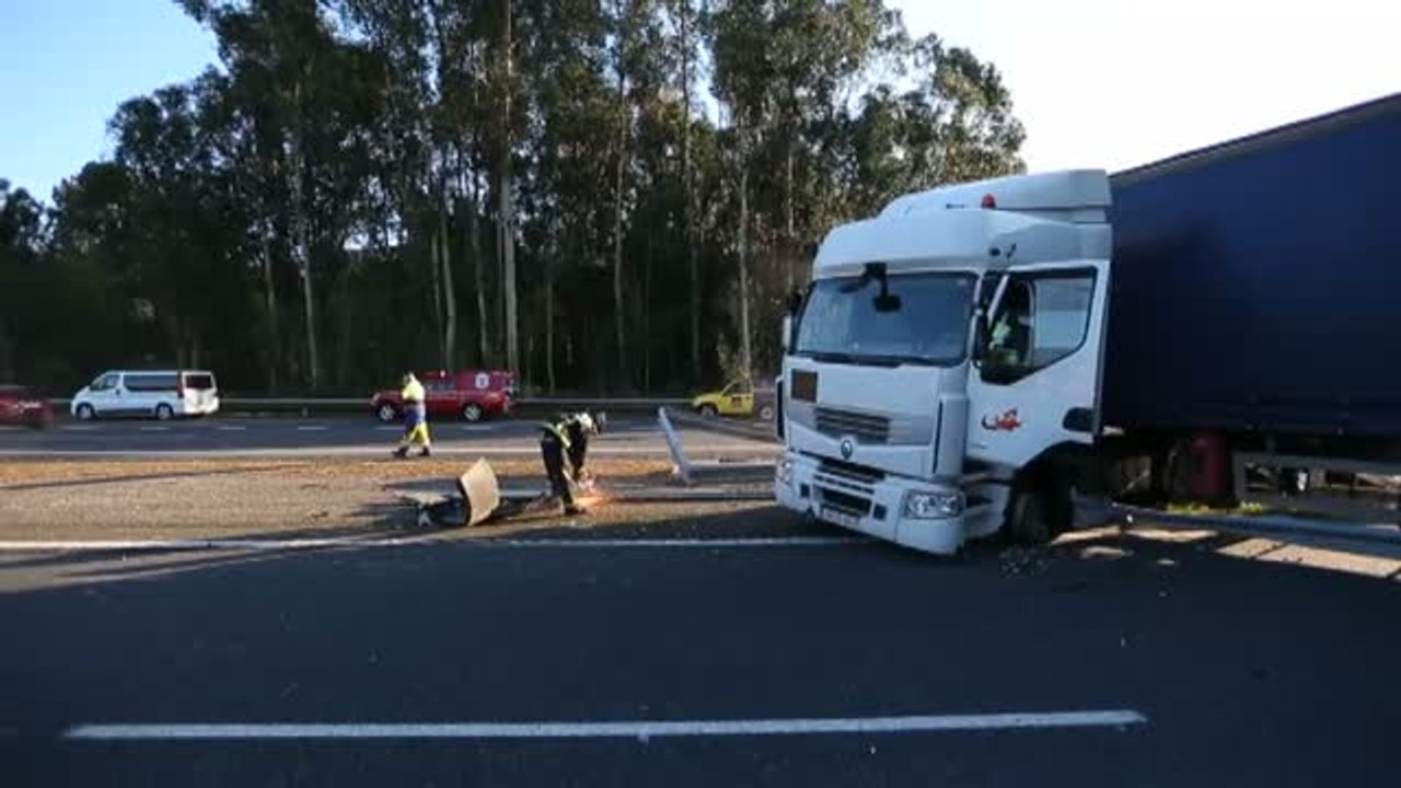Un camión atravesado en la A-52 provoca retenciones de hasta 16 kilómetros