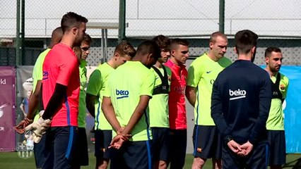 La plantilla del Barça guarda un minuto de silencio por el ex presidente Agustí Montal