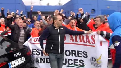 Скачать видео: Los estibadores celebran que la oposición ha tumbado el decreto