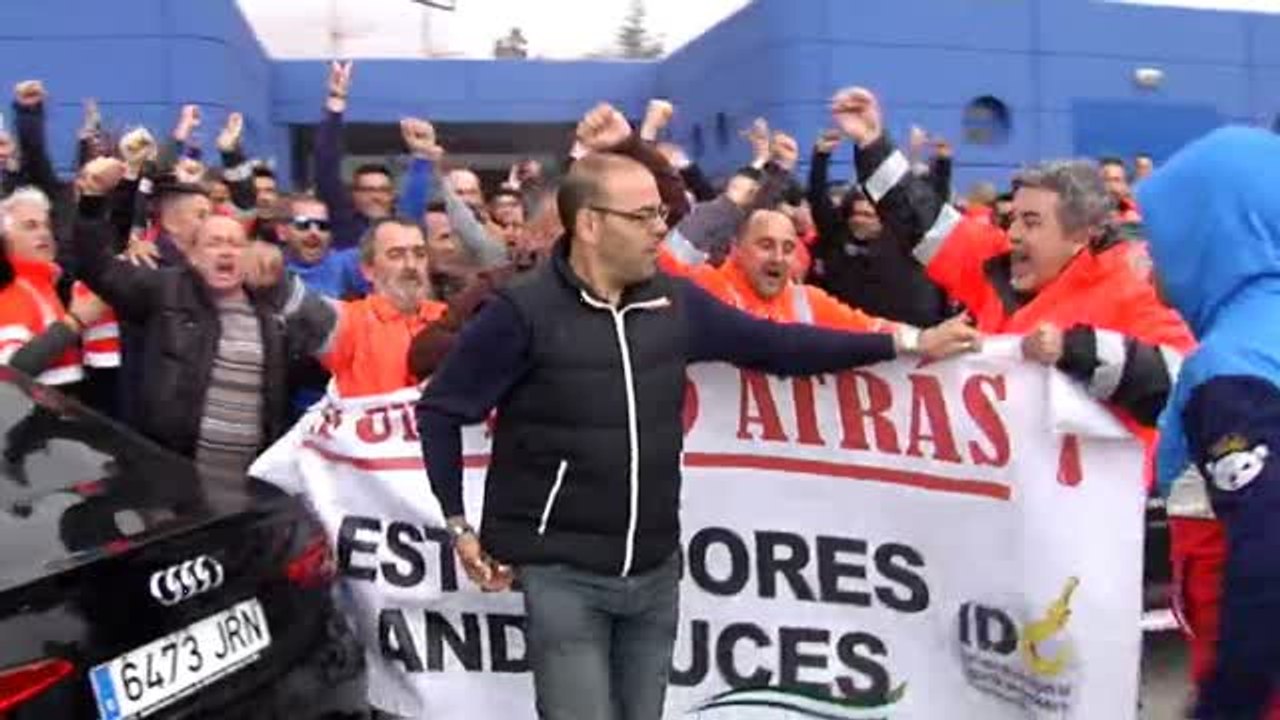 Los estibadores celebran que la oposición ha tumbado el decreto