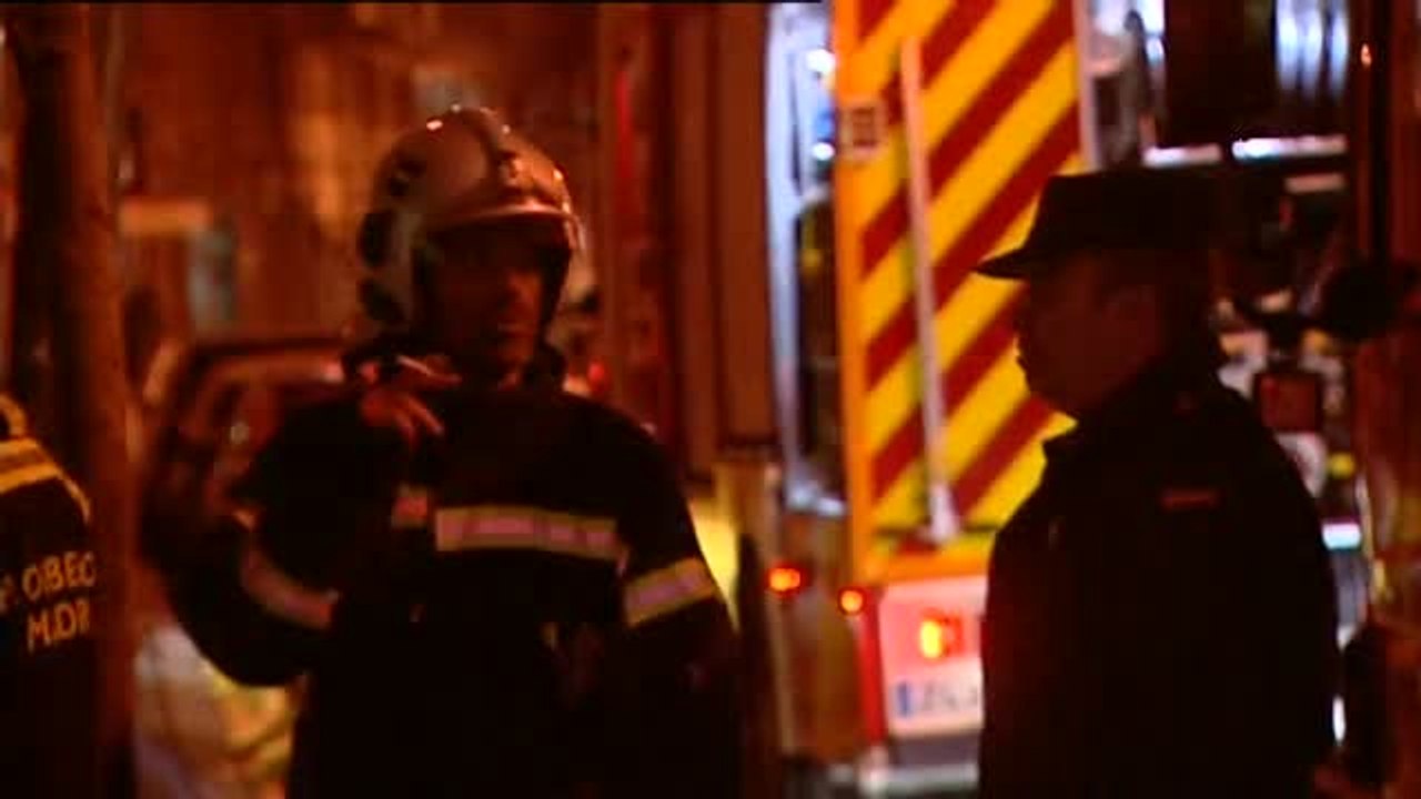 Los bomberos sofocan el incendio en la sede de la Fiscalía General del Estado