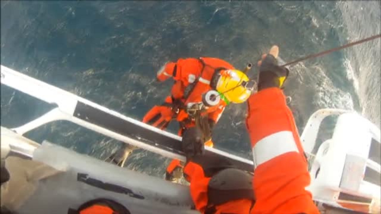 Rescatados ocho marineros tras incendiarse su pesquero