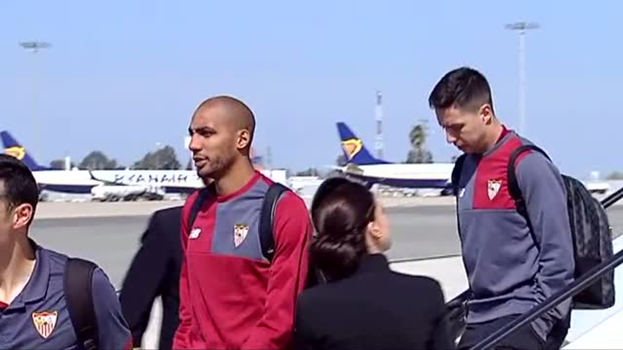 Caras de tristeza en los jugadores del Sevilla a su vuelta a casa