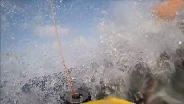 Rescatan a 8 pescadores de una balsa salvavidas