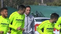 Los jugadores del Villareal comentan el polémico penalti durante el entrenamiento