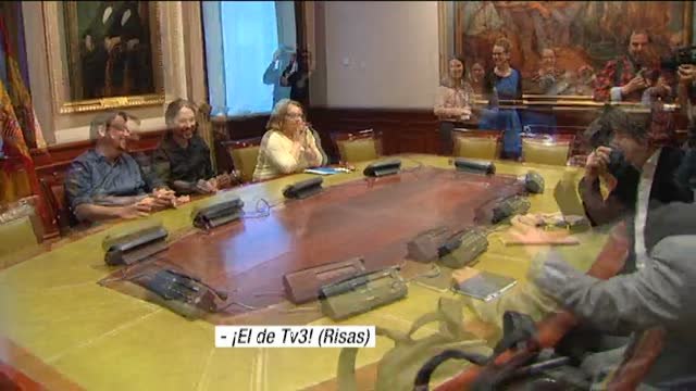 La bandera de España termina por los suelos en la reunión del Pacto Nacional por el Referéndum