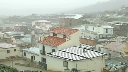 La nieve sorprende en la zona oriental de Andalucía