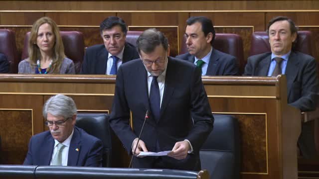 Rajoy responde a la pregunta de Iglesias sobre corrupción: Menos mal que usted no es Robespierre