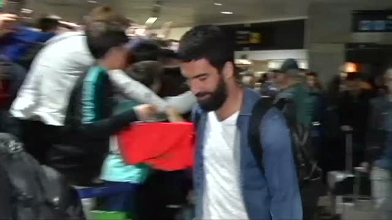 Los aficionados culés reciben al Barça a lo grande a su llegada a La Coruña