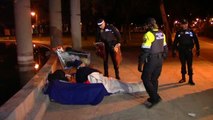 Agentes y voluntarios reparten mantas a quienes duermen en las calles de Valencia