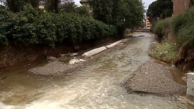 En Málaga limpian el barro y el agua que todavía inunda calles y negocios