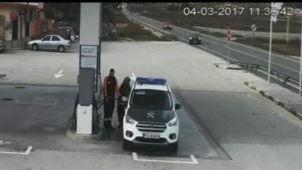 Una imprudencia al volante termina casi en tragedia en una gasolinera