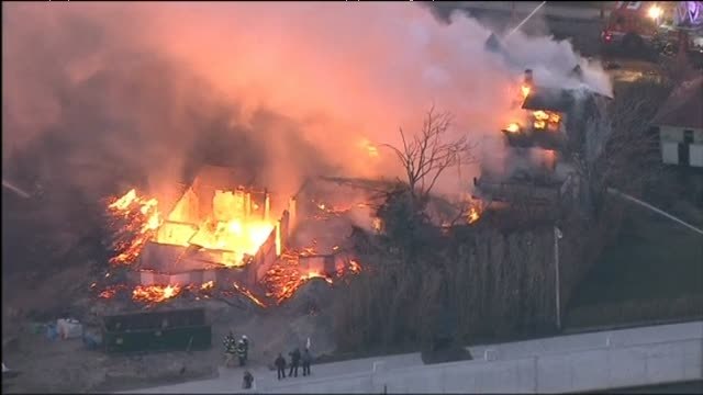 El viento aviva un incendio en un bloque de viviendas en Nueva Jersey