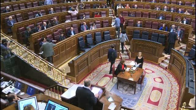 Errejón se sienta en su escaño junto a Iglesias y sigue la incógnita sobre si seguirá de portavoz
