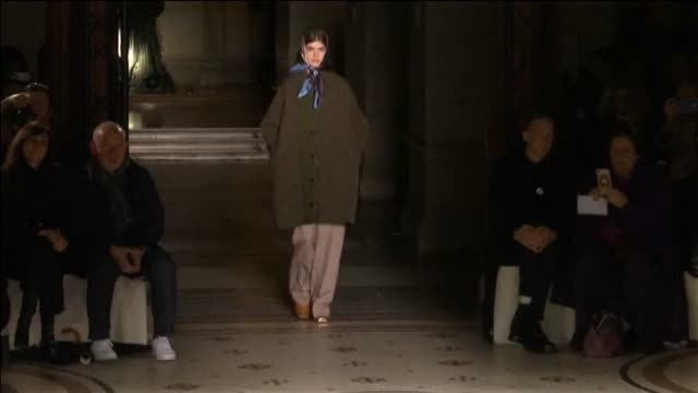 Stella McCartney presenta su colección en la París Fashion Week