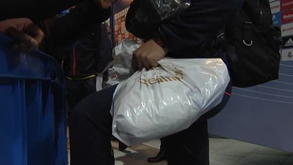 El exbarcelonista Halilovic, con una bolsita del Real Madrid en la zona mixta del Bernabéu